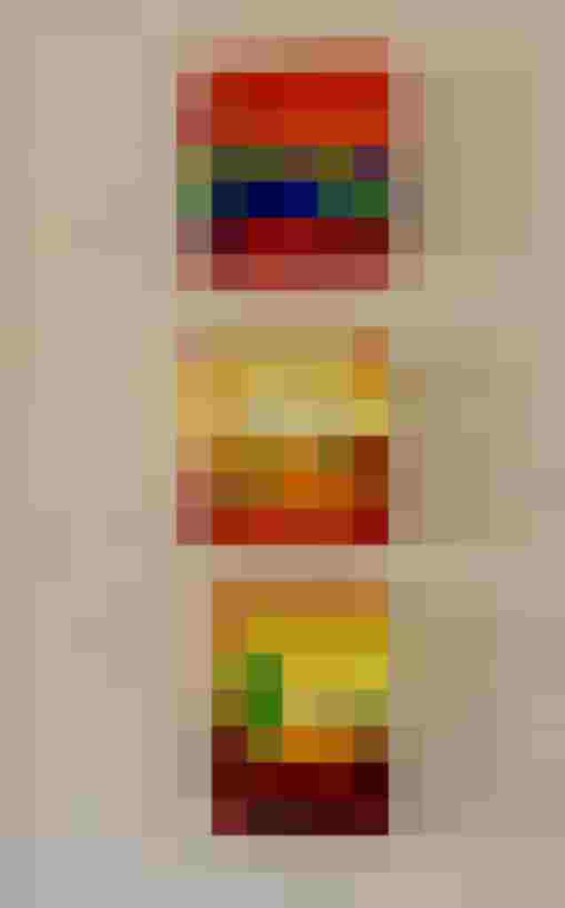 Drei bunte Landschaftsgemälde in Rot-, Gelb- und Grüntönen an einer Wand.