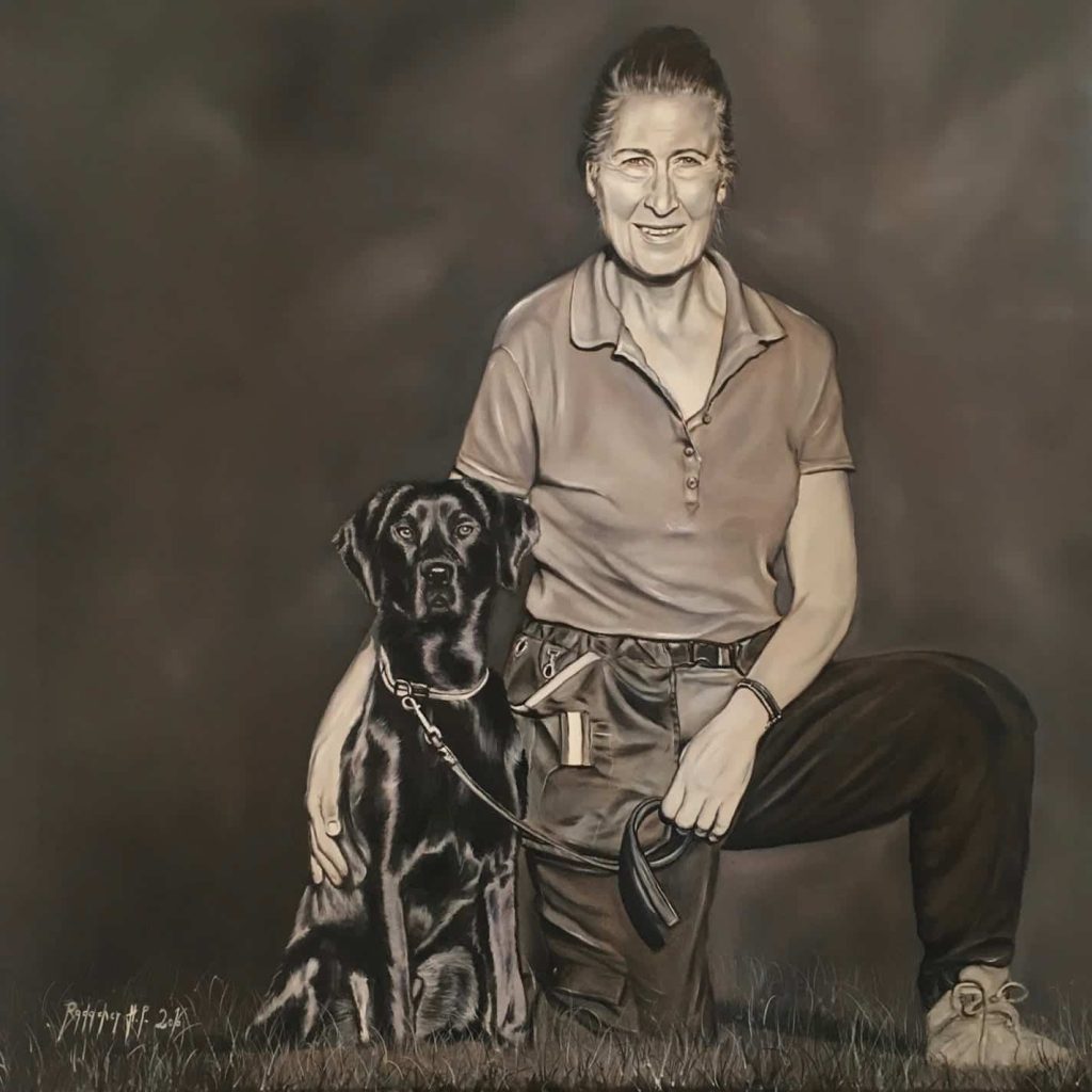 Porträt einer Frau mit einem schwarzen Hund im Sitzen, skizzenhaft und detailreich.